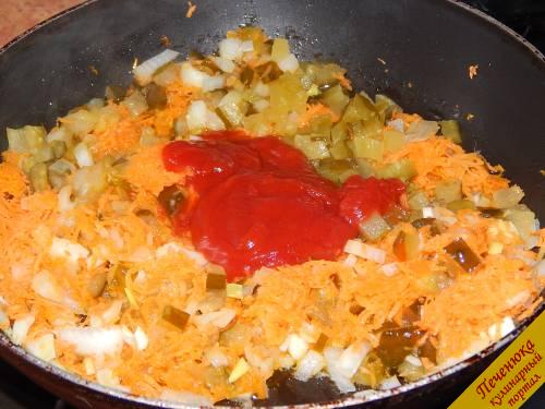 4) Далее нужно подготовить заправку для рассольника. Репчатую луковицу нарезаем кубиками помельче, морковку нужно потереть на мелкой терке. На сковороду выложить немного жира и разогреть его. Выкладываем подготовленные овощи на жаровню и слегка тушим. Минуты через 2 к морковке с луком отправляем маринованные (или соленые) огурчики, мелко порезанные кубиками. Заправляем томатным соусом, перемешиваем и тушим под крышкой. 