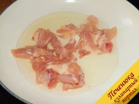 2) Куриное филе порезать небольшими кусочками и выложить на разогретую сковороду с постным маслом (можете использовать сливочное). Посыпать смесью перцев (слегка).
