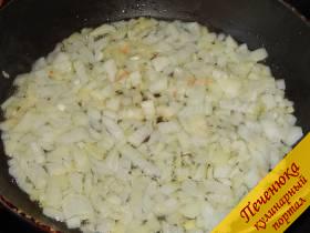 3) Пока картошка со свеклой варятся, займемся зажаркой. На сковороде подогреть растительное масло. Выкладываем мелко порезанный лук. Периодически помешивая, доводим его до прозрачности. 
