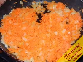 4) К луку выкладываем тертую морковку. Доводим овощи до полуготовности и отправляем в борщ. Варим на слабом огне 10 минут.