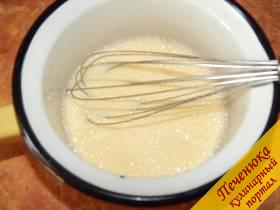 2) За желтками добавляем размягченное сливочное масло и начинаем интенсивно взбивать в густую пену. 