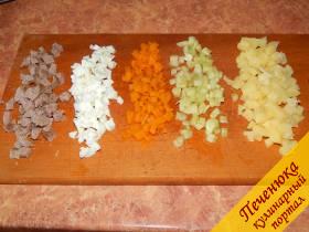 1) Сначала готовим все, как для оливье. Отварить яйца, в мундире картошку и морковь, в подсоленном бульоне мясо. Порезать все эти ингредиенты кубиками и соединить в салатнике. Три желтка и 1 морковь оставьте для декора. Горошек добавляйте в салат по желанию (я не добавляла). И про лук не забудьте. Оливье без этого овоща вкусным не получится. Да, и сюда же режется пара-тройка огурцов. 