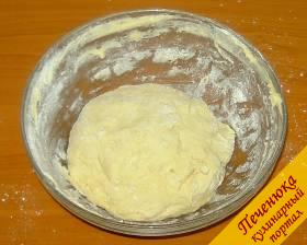 6) Добавляем еще немного муки и хорошенько замешиваем тесто. Ставим в тепло на 20-25 минут.
