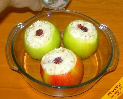 8) Выкладываем фаршированные яблоки в форму для запекания и наливаем в нее теплую воду.