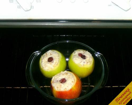 9) Подогреваем духовку до 160 градусов и ставим форму с яблоками. Печеные яблоки будут готовы через 30-40 минут, в зависимости от размеров плодов. Готовые яблоки должны быть не слишком твердыми, и не слишком мягкими. 