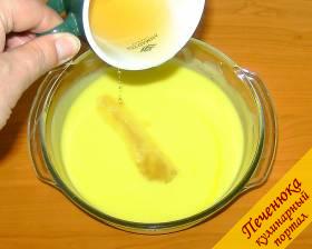 3) Ананасовый йогурт выливаем в другую емкость и добавляем вторую половину желатина, перемешиваем.