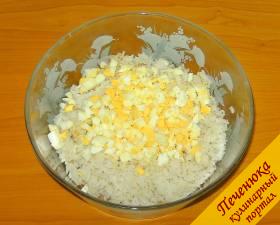 7) Рис отварить в подсоленной воде, промыть, добавить отварные и измельченные яйца.