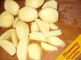 5)	 Картофель очистить, вымыть и нарезать толстой соломкой или дольками,