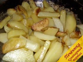 6)	 Подготовленный картофель обжарить на растительном масле до образования золотистой корочки, после чего переложить его к готовому мясу.