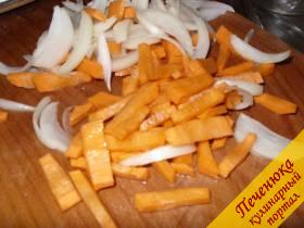 3)    Очистить лук и морковь  и нарезать приблизительно одинаковой соломкой