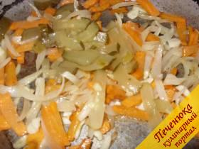 4)	Морковь и лук обжарить на растительном масле до готовности лука, после чего добавить к овощам нарезанные тонкой соломкой маринованные огурцы.