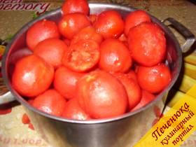 1) Для того, чтобы очистить помидоры от кожицы,  их необходимо опустить на несколько минут в кипяток. После такой процедуры кожица очень легко снимется. Очищенные помидоры превращаем в томат. Этого можно добиться двумя 2 вариантами: нарезать небольшими кубиками или перекрутить через мясорубку.  На небольшом огне  томат довести до кипения и варить 20 минут.