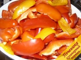 2) Пока готовится томат можно подготовить перец. Болгарский перец вымыть, удалить плодоножки и семечки и нарезать небольшими дольками. После того, как томат прокипит, добавить в него перец и варить 15 минут.