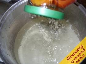 4) Баллон с ассорти залить кипящей водой и накрыть стерилизованной крышкой, дать постоять около 10 минут, затем слить в кастрюлю, довести до кипения и залить баллон вновь. Через 15 минут слить воду в кастрюлю, засыпать туда соль и сахар, тщательно перемешать. Кипятить до полного растворения сахара и соли, добавить уксус перед самой заливкой, залить баллон и закрутить крышку. Баллоны выставить наверх дном, накрыть толстым одеялом и дать остыть. После чего перенести в место хранения.