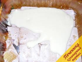 5) На слой печенья выложить слой творожно-сливочного крема так, чтобы он полностью покрыл основу.
