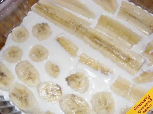 6) Банан очищаем от кожуры, нарезаем пластинами приблизительно одной толщины и укладываем слоем. Следом необходимо опять уложить слой смоченного в йогурте печенья.