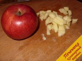 5) Яблочко предлагаю взять кисло-сладкого сорта (RED, Семиренко и т.д.). Очищаем от кожицы, нарезаем кубиками и добавляем к остальным ингредиентам.