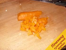 4) Аналогично картофелю  моем, варим, чистим морковь и режем нещадно рыжую красавицу ровными кусочками.