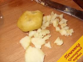 3) Отваренный в мундире картофель очищаем от кожицы и нарезаем кубиками