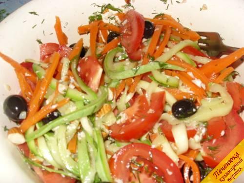 5) Смешать подготовленные кабачки, морковь, помидоры, оливки, нарезанный укроп и заправить заправкой. Подавать через 15 минут - салат должен настояться