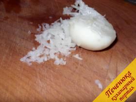 2) На терке натереть репчатый лук, добавить в тесто.
