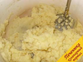 5) Очистить картофель, отварить и размять в густое пюре с добавлением сливочного масла.
