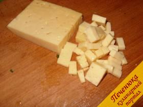 2) Твердый сыр, неострых сортов (российский, костромской, можно адыгейский) нарезать небольшими кубиками.