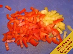 4) Остальным овощам никакая дополнительная термическая обработка не нужна. Сладкий перец просто нарезаем кубиками среднего размера.