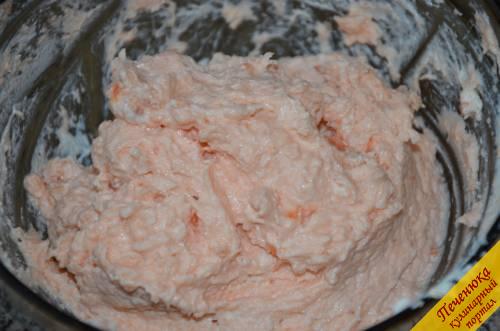 3) Перебить сыр с семгой в однородную массу с помощью блендера. Если будут попадаться небольшие кусочки не перемолотой рыбки, ничего страшного. Если мусс получается не слишком соленым, добавить немного соли. Поперчить.