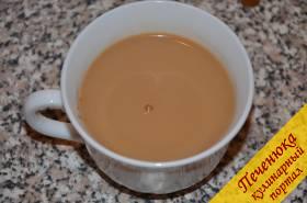 7) Сделать пропитку для коржей. Заварить некрепкий кофе с сахаром и добавить туда Бейлис (его можно заменить коньяком).