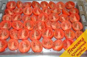 2) Выложить помидорки на противень. Хорошо посолить их и посыпать сверху обильно сушеными травами. Сбрызнуть сверху растительным маслом.