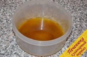 2) Подготовить маринад. Для этого смешать в глубокой емкости оливковое масло и карри. Добавить соль по вкусу.