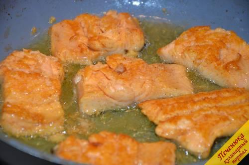 4) Разогреть сковороду с растительным маслом и обжарить рыбу с двух сторон на огне чуть сильнее среднего. Общее время готовки примерно 7 минут (для форели или семги чуть больше). Серединка рыбы должна помутнеть.