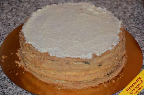 12) Собрать торт, промазав каждый корж сметанным кремом, а верхний выровнять с помощью сливочного крема (1/3 от общего объема). Бока торта обсыпать измельченными обрезками.