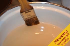 8) После закипания соус перемешивать не нужно. Необходимо только с помощью кисточки смачивать холодной водой стенки посуды. Это предотвратить кристаллизацию сахара.