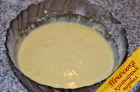 2) Отделить белки от желтков. Белки пока отставить, а желтки влить в емкость с мукой. Туда же добавить воду, растительное масло и ваниль. Массу перемешать миксером до однородного состояния.