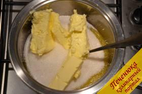 2) Соединить мед, сахар и масло и поставить на огонь. Доводить массу до кипения не нужно, достаточно, чтобы растворился сахар.
