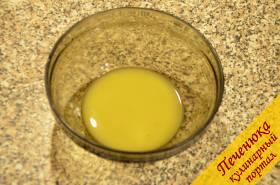 3) Сделать заправку для салата. Для этого смешать в емкости оливковое масло и винный уксус (его можно заменить яблочным). Добавить соль и перец. Все перемешать венчиком так, чтобы заправка посветлела.