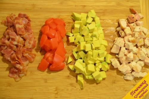 5) Бекон мелко порезать. Куриное филе, помидоры и авокадо порезать кубиками.