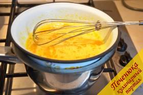 1) Соединить яйца с сахаром в емкости и поставить на водяную баню. Взбивать смесь венчиком до полного растворения сахара (смесь должна посветлеть).