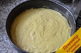 4) Вылить тесто в форму, смазанную сливочным маслом, выпекать корж в течение 20 минут при 200°С.