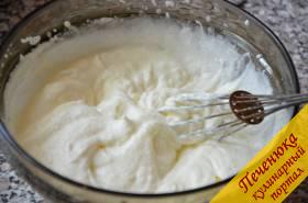 6) Теперь пора приготовить крем. Для этого взбить сливки. Когда сливки начнут загустевать, добавить в них сахар и взбить до полного загустения.