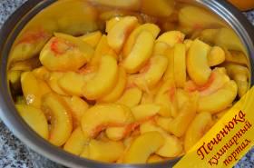 2) Порезать каждую половинку персика на дольки и сложить в кастрюлю.