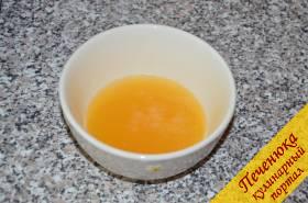 3) Выжать сок из лимона и апельсина.