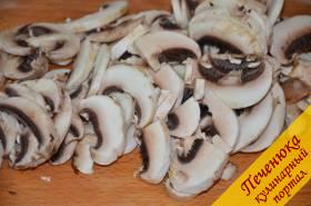 2) Порезать на полоски грибы и отправить их к уже подрумянившемуся луку.