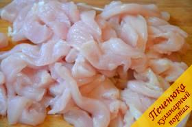 3) Куриное филе также порезать на тонкие полоски и обжарить с луком и грибами. В конце добавить соль и перец по вкусу.