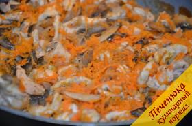 4) Морковку натереть на мелкой терке и, когда мясо подрумянится, отправить ее на сковороду минутки на две.