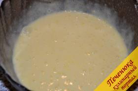 3) Пока тесто подсыхает в духовке, можно подготовить заливку. Для этого взбить в глубокой емкости яйца с сахаром. Добавить туда цедру и сок лимона, а затем всыпать просеянную муку и разрыхлитель.