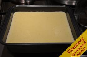 4) Когда тесто подсохнет, вылить сверху на него заливку и отправить в духовку еще минут на 25. Десерт будет готов, когда при легком встряхивании чуть-чуть, совсем немного будет колыхаться.