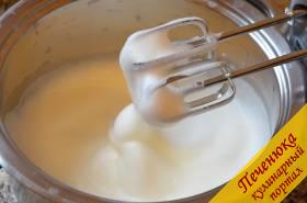 1) Для савоярди необходимо сделать бисквитное тесто. Для этого отделить белки от желтков и взбить их в крепкую пену. Важно не перебить белки, так как в этом случае не получится пышное бисквитное тесто.
